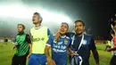 Kapten tim Persib Bandung, Firman Utina (ketiga dari kiri) menangis usai mengalahkan Persipura Jayapura 5-3 di Stadion Gelora Sriwijaya, Palembang, (7/11/2014). (Liputan6.com/Helmi Fithriansyah)