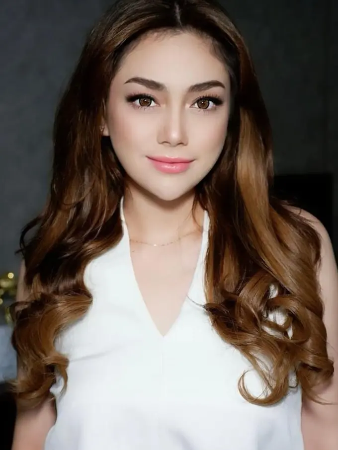 Pesona Cantik Celine Evangelista dengan Makeup Natural Tanpa Filter, Flawless!