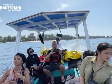 Liburan ke Lombok, Ahmad Dhani mengajak istri dan buah hatinya untuk menikmati momen snorkling bersama. Menuju spot wisata untuk snorkling, terlihat putrinya yang bernama Safeea sudah bersiap-siap memakai peralatan. Di tengah kesibukannya mempersiapkan konser di 30 tahun Dewa 19, Dhani masih menyempatkan waktu untuk liburan bersama keluarga. (Liputan6.com/YouTube/Ahmad Dhani Dalam Berita)
