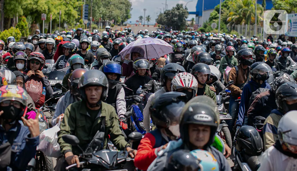 Antrean pemudik bersepeda motor untuk memasuki Pelabuhan Ciwandan, Cilegon, Banten, Minggu, (7/4/2024). (Liputan6.com/Angga Yuniar)