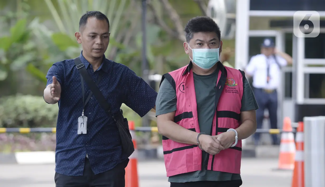 Presiden Komisaris PT Trada Alam Minera Tbk Heru Hidayat (kanan) tiba di Gedung KPK, Jakarta, Selasa (17/3/2020). Heru diperiksa sebagai tersangka terkait dugaan korupsi di PT Asuransi Jiwasraya (Persero) dengan kerugian negara diperkirakan mencapai Rp 13,7 T. (merdeka.com/Dwi Narwoko)