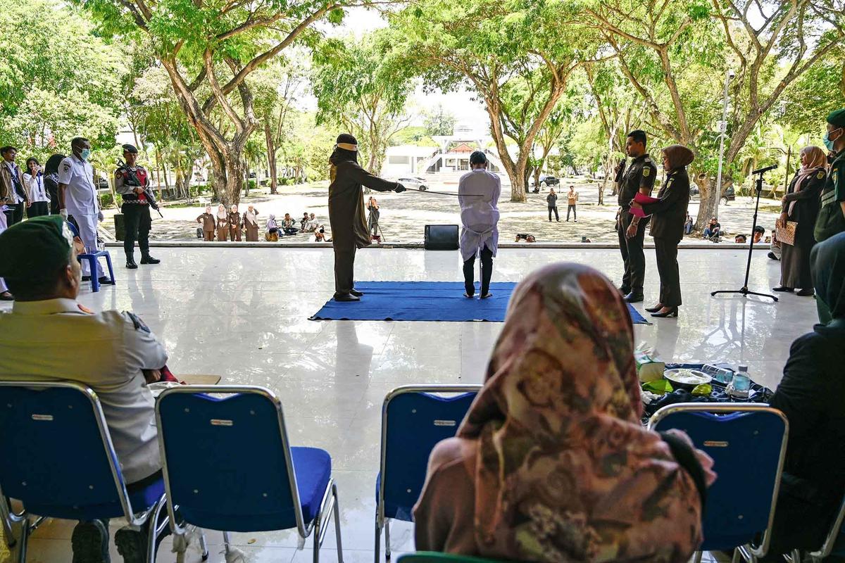 FOTO: 10 Terpidana Dicambuk di Banda Aceh, Termasuk Pasangan Sesama Jenis