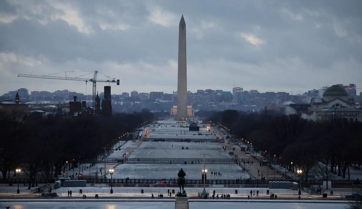 Mimbar pengukuhan Presiden terpilih Amerika Serikat Donald Trump sudah dipindahkan ke dalam ruangan Gedung Kongres Amerika Serikat. (Kevin Dietsch/GETTY IMAGES NORTH AMERICA/Getty Images via AFP)