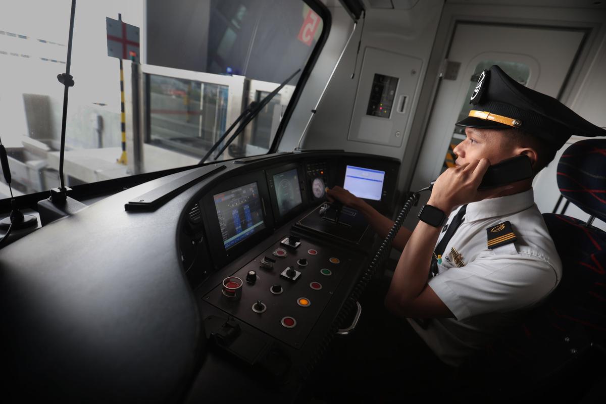 Prabowo Sapa Warga dan Pelajar di LRT Manggarai