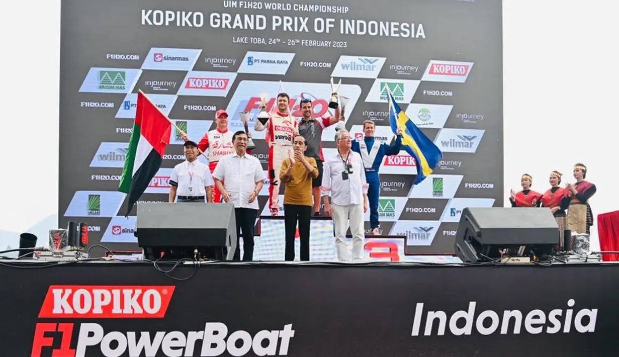 Presiden Joko Widodo atau Jokowi (kedua kanan) didampingi Menteri Koordinator Bidang Kemaritiman dan Investasi Luhut Binsar Pandjaitan (kedua kiri) dan Menteri Pemuda dan Olahraga Zainudin Amali (kiri) usai menyerahkan trofi juara ajang balap perahu F1H2O/Powerboat di Pelabuhan Muliaraja Napitupulu Balige, Kabupaten Toba, Provinsi Sumatra Utara, Minggu (26/2/2023). Juara bertahan Shaun Torrente dari tim Abu Dhabi harus puas finis di posisi ke-10. (Foto: Laily Rachev - Biro Pers Sekretariat Presiden)