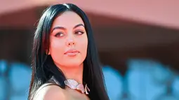 Model dan aktris Argentina-Spanyol Georgina Rodriguez berpose saat tiba untuk pemutaran film "The Human Voice" pada hari kedua Festival Film Venesia ke-77 di Venice Lido (3/9/2020). Pacar Cristiano Ronaldo ini tampil cantik dengan gaun berwarna pink. (AFP/Alberto Pizzoli)