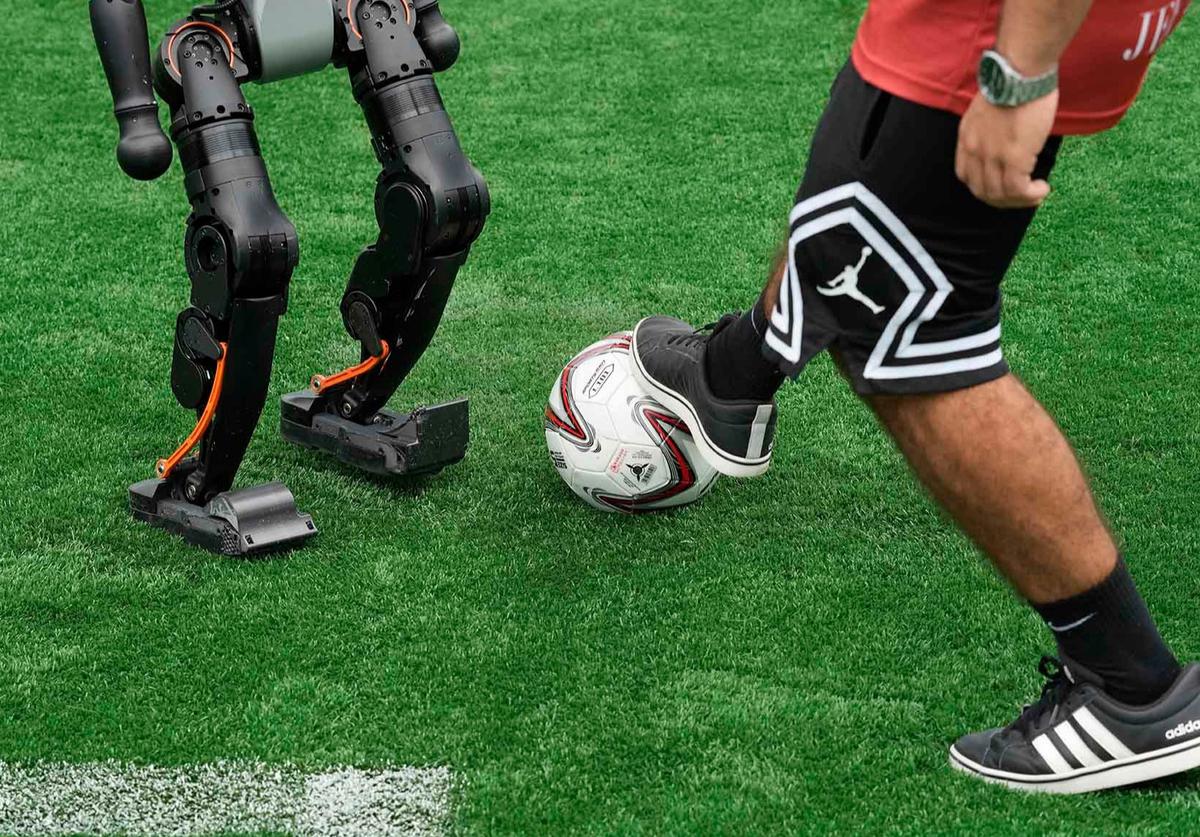 FOTO: Aksi Seru Robot Humanoid Main Bola Jelang World Humanoid Robot Games 2025