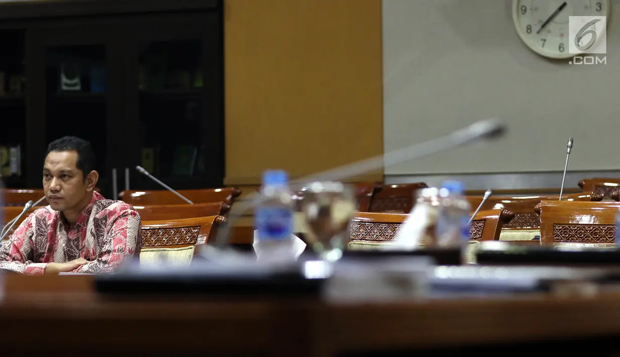 Capim KPK Nurul Ghufron menyampaikan pendapatnya saat mengikuti uji kelayakan dan kepatutan (fit and proper test) dengan Komisi III DPR di Kompleks Parlemen, Jakarta, Rabu (11/9/2019). Menurutnya, tak semua penyidikan menghasilkan tuntutan dan pemeriksaan di persidangan. (Liputan6.com/JohanTallo)
