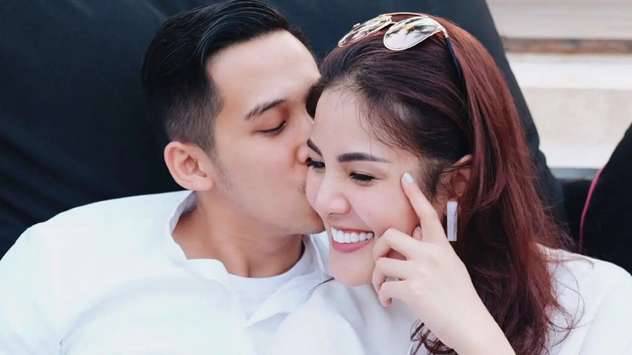 Nindy Ayunda dan suami