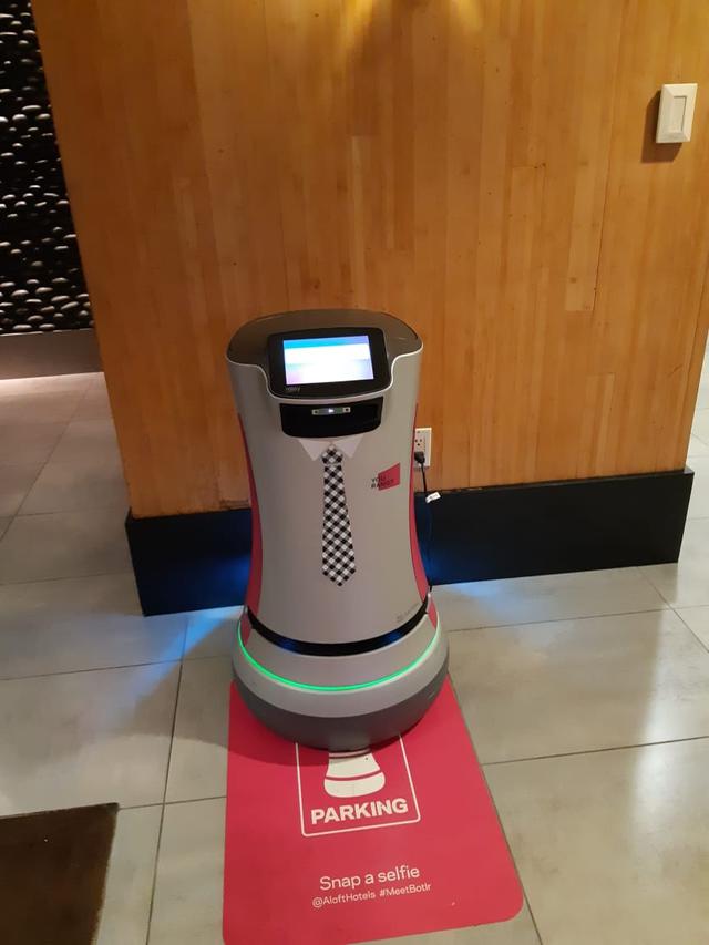 Robot pelayan di Aloft Hotel, Newar, California. (Liputan6.com/Tanti Yulianingsih)
