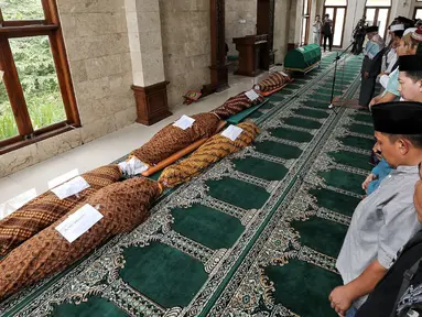 Jenazah korban kecelakaan Tanjakan Emen di Kabupaten Subang disalatkan di Masjid RSUD Tangsel, Ciputat, Minggu (11/2). Kecelakaan bus pariwisata bernopol F 7959 AA dan satu sepeda motor itu menewaskan 27 orang. (Liputan6.com/Fery Pradolo)