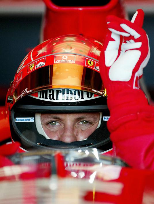 Pembalap Ferrari, Michael Schumacher memberi isyarat untuk menghidupkan mesinnya ketika sesi latihan pertama Formula 1 GP Australia di Melbourne, 07 Maret 2003. (AFP/Torsten Blackwood)