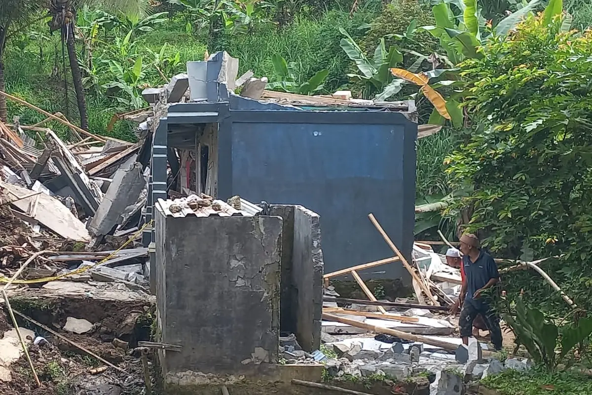 Pesantren di Sukabumi ambruk akibat tanah bergerak