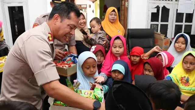 Jajanan dan minuman disediakan jajaran Polres Kebumen untuk anak-anak yang belajar di Rumah Cendikia. (Foto: Liputan6.com/Polres Kebumen/Galoeh Widura)