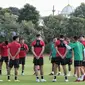 Sejumlah pemain Timnas Indonesia melakukan latihan menjelang laga FIFA Matchday melawan Palestina di Lapangan Thor, Surabaya, Rabu (7/6/2023) sore WIB. Sebanyak tujuh pemain tambahan meliputi Edo Febriansyah, Marc Klok, Ricky Kambuaya, Rachmat Irianto, Marselino Ferdinan, Ernando Ari, dan Stefano Lilipaly yang ikut bergabung pada latihan hari kedua ini. (Bola.com/Wahyu Pratama)