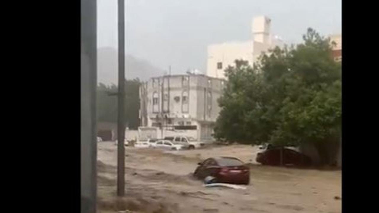 Banjir Parah Terjang Makkah, Masjidil Haram Terendam dan Mobil-Mobil Terseret Arus