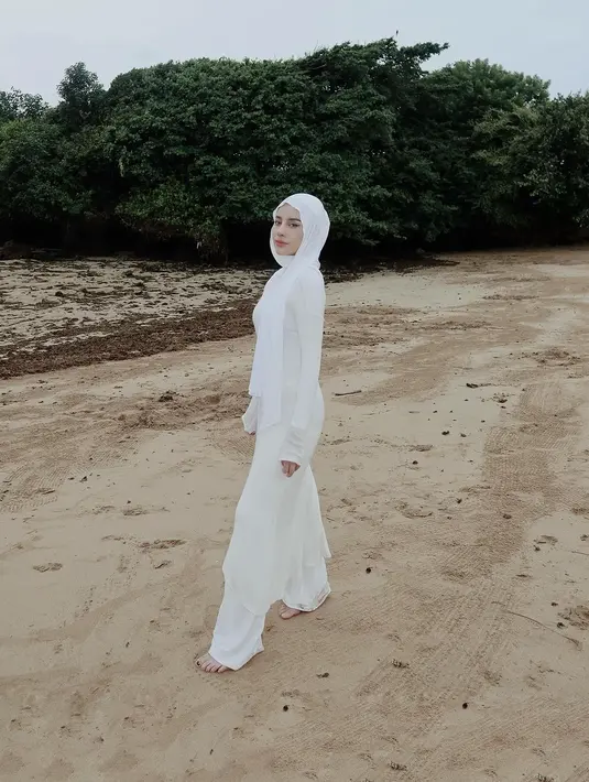 Aghnia Punjabi mengunggah potret liburan terbarunya. Di salah satu momen, Aghnia tampil cantik mengenakan outfit white on white. [Foto: Instagram/emyaghnia]