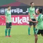 Robertino Pugliara (tengah) dan para pemain Persebaya melakukan sesi latihan tim jelang laga Gojek Liga 1 bersama Bukalapak di Stadion PTIK, Jakarta, Senin (25/6/2018). Persebaya akan melawan Persija 26 Juni 2018. (Bola.com/Nick Hanoatubun)