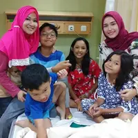 Okie Agustina foto bersama dengan Adelia serta anak-anaknya di rumah sakit (Instagram/@okieagustina.gdc13)