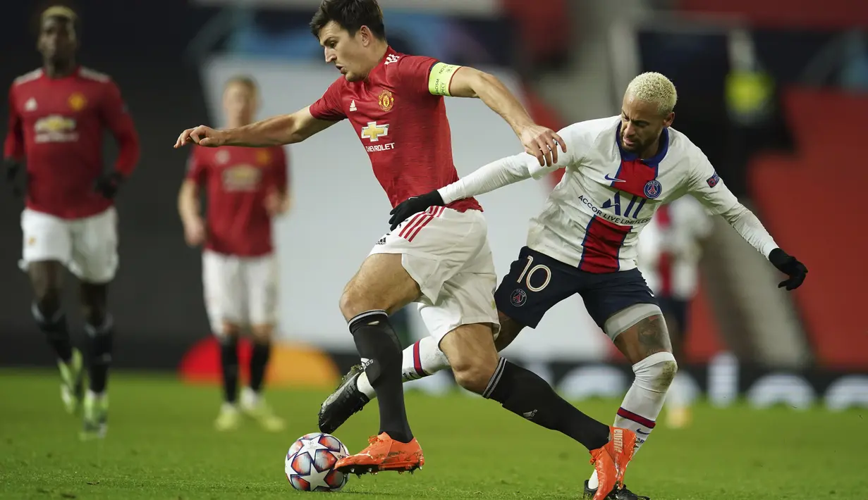 Gelandang Manchester United atau MU, Harry Maguire menggiring bola melewati penyerang Paris Saint Germain (PSG), Neymar saat berebut bola pada matchday kelima Grup H Liga Champions di Stadion Old Trafford, Kamis (3/12/2020) dinihari WIB. MU keok 1-3 dari PSG. (AP Photo/Dave Thompson)