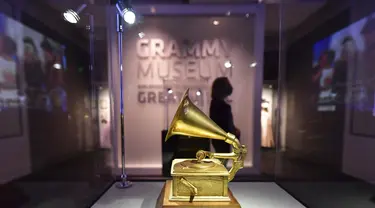 Orang-orang mengunjungi Museum Grammy pada hari pertama dibuka kembali setelah lebih dari setahun ditutup akibat COVID-19 di Los Angeles, Jumat (21/5/2021). Mulai 15 Juni, California akan mencabut sebagian besar pembatasan pandemi, termasuk jarak sosial dan penggunaan masker. (Frederic J. BROWN/AFP)