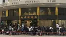 Kematiannya telah mengejutkan para penggemarnya. Saudara-saudaranya memposting di Facebook bahwa dia mengalami depresi selama bertahun-tahun dan telah mencoba bunuh diri di rumah pada tanggal 2 Juli. Coco Lee meninggal beberapa hari kemudian. (AP Photo/Annie Cheung)