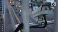 Kamera pengawas atau 'closed circuit television' (CCTV) terpasang di jalur koridor 6 Transjakarta di Mampang, Jakarta, Kamis (23/1/2020). Direktorat Lalu Lintas Polda Metro Jaya akan menerapkan tilang elektronik atau ETLE awal Februari 2020. (Liputan6.com/Immanuel Antonius)