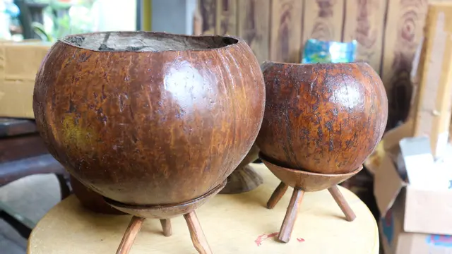 Berbekal Batok Kelapa, Pria Lumajang Ini Bangkit dari Pandemi