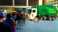 Truk sampah yang diparkir karena mengalami ban kempes dikira truk makanan oleh warga yang lewat. Mereka pun mengantre panjang.