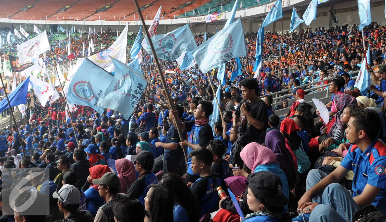 Suasana perayaan May Day 2016 di GBK, Jakarta, Minggu (1/5) GBK merupakan titik kumpul para Buruh dalam penyampaian aspirasi buruh saat Perayaan Buruh Internasional. (Liputan6.com/Helmi Afandi)