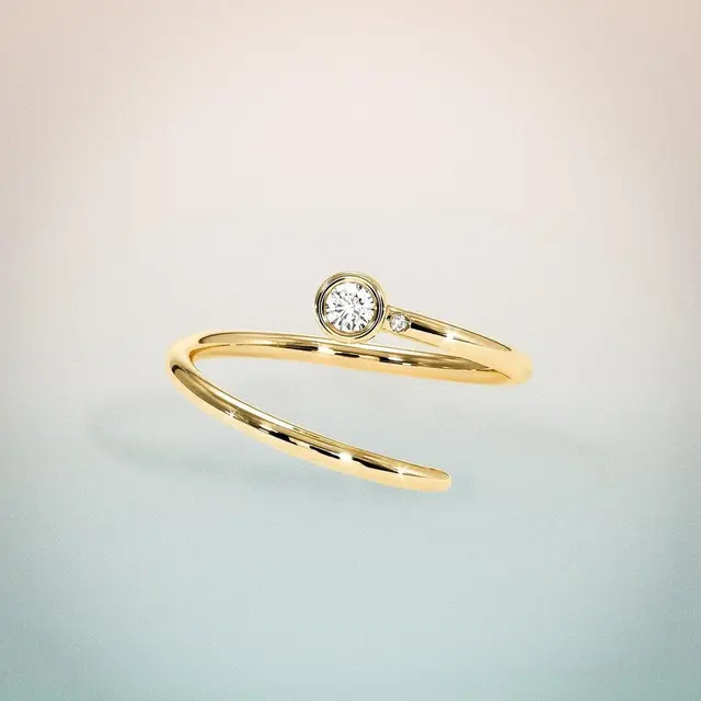 Duet Pinky Ring dari merek Shiffon yang dipakai oleh Meghan Markle