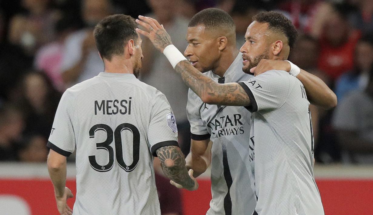 Dengan kemenangan ini, PSG untuk sementara memuncaki klasemen dengan koleksi 9 poin dari hasil sapu bersih dalam tiga laga awal Liga Prancis musim 2022/2023 dengan mencetak 17 gol dan kebobolan 3 gol. (AP/Michel Spingler)