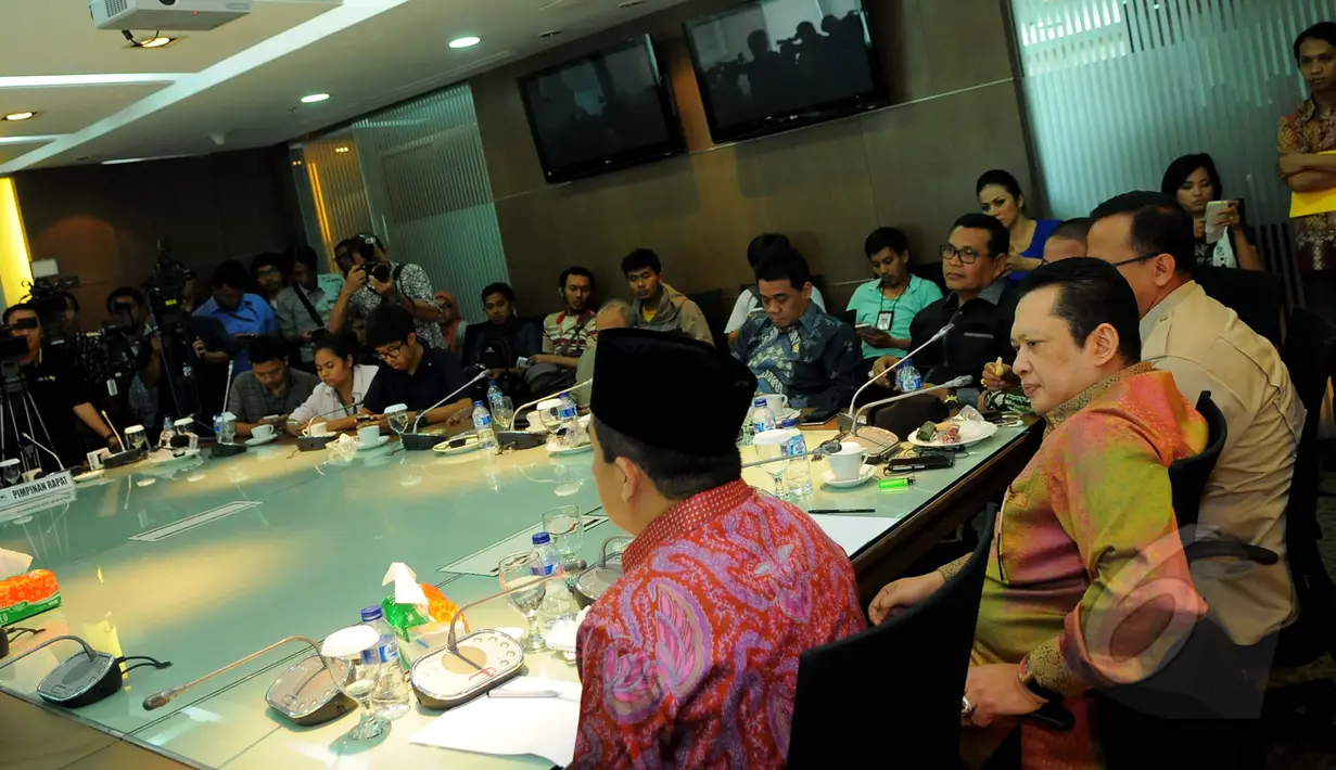 Suasana konferensi pers Koalisi Merah Putih di ruang fraksi Partai Golkar di gedung DPR/MPR, Jakarta, Selasa (24/3/2015). KMP sepakat menggulirkan hak angket untuk Menkumham Yasonna Laoly. (Liputan6.com/Faisal R Syam)