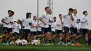 Para pemain Australia berlari dalam sesi latihan tim nasional, di Doha, Qatar, Sabtu, 27 Januari 2024. (AP Photo/Thanassis Stavrakis)
