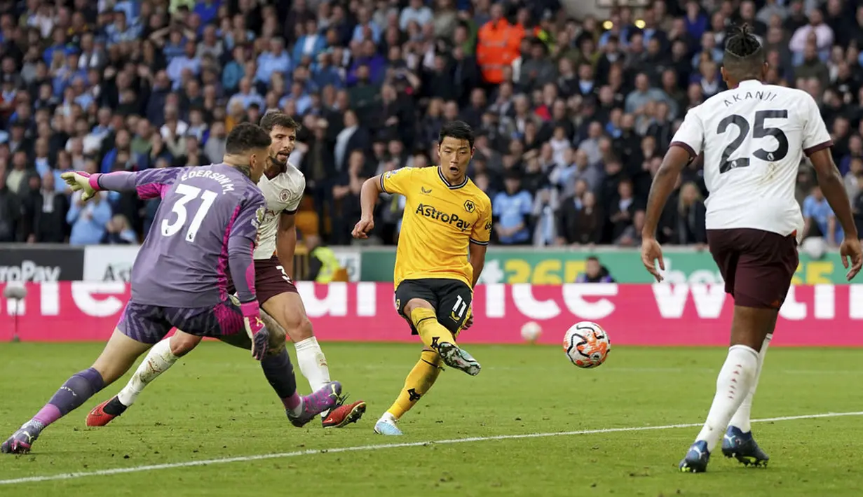 Pemain Wolverhampton Wanderers, Hwang Hee-Chan, mencetak gol ke gawang Manchester City pada laga Liga Inggris di Stadion Molineux, Minggu (1/10/2023). Ini adalah kekalahan perdana City di Premier League musim ini. (Nick Potts/PA via AP)