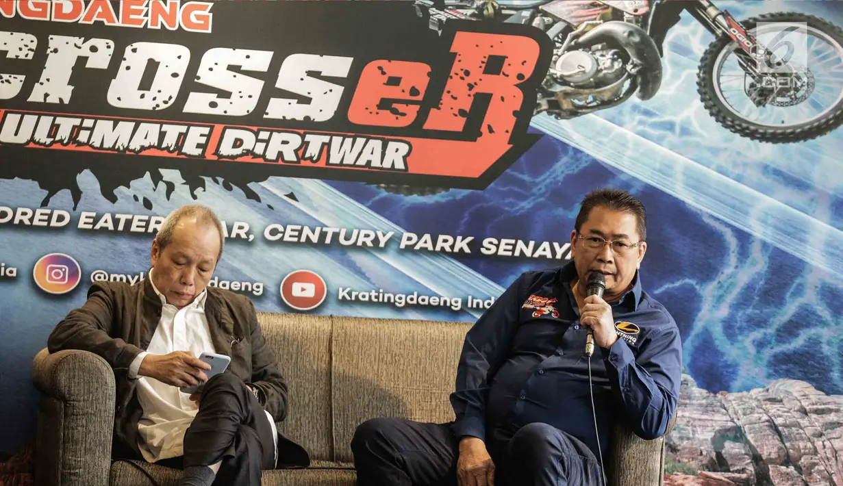 Penyelenggara Kratingdaeng Supercrosser A. Juniarto memberi keterangan saat konferensi pers Kratingdaeng Supercrosser The Ultimate Dirtwar di Jakarta, Kamis (15/2). (Liputan6.com/Faizal Fanani)
