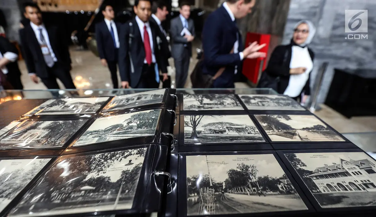 Pengunjung melintas di depan salah satu stan dalam pameran benda-benda peninggalan, di Kompleks Parlemen, Senayan, Jakarta, Senin (19/8/2019). Pameran bersama Museum DPR RI 2019 "Museum untuk Kemajuan Informasi dan Peradaban Bangsa" itu berlangsung dari 19-21 Agustus. (Liputan6.com/Johan Tallo)