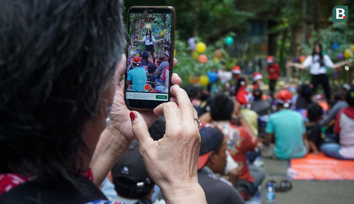 Clia juga tak ingin kalah untuk menghibur para undangan dengan menunjukkan bakat menarinya. (Bola.com/Bagaskara Lazuardi)