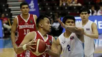 Timnas Basket Indonesia menelan kekalahan 76-98 dari Thailand pada laga Grup B SEA Games 2019 di Mall of Asia Arena, Rabu (4/12/2019). (Bola.com/ Muhammad Iqbal Ichsan)