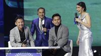 Pemain Madura United, Andik Vermansah dan Syahrian Abimanyu, menjadi komentator pada Indonesian Soccer Awards 2019 di Studio Indosiar, Jakarta, Jumat (10/12). Acara ini diadakan oleh Indosiar bersama APPI. (Bola.com/M Iqbal Ichsan)