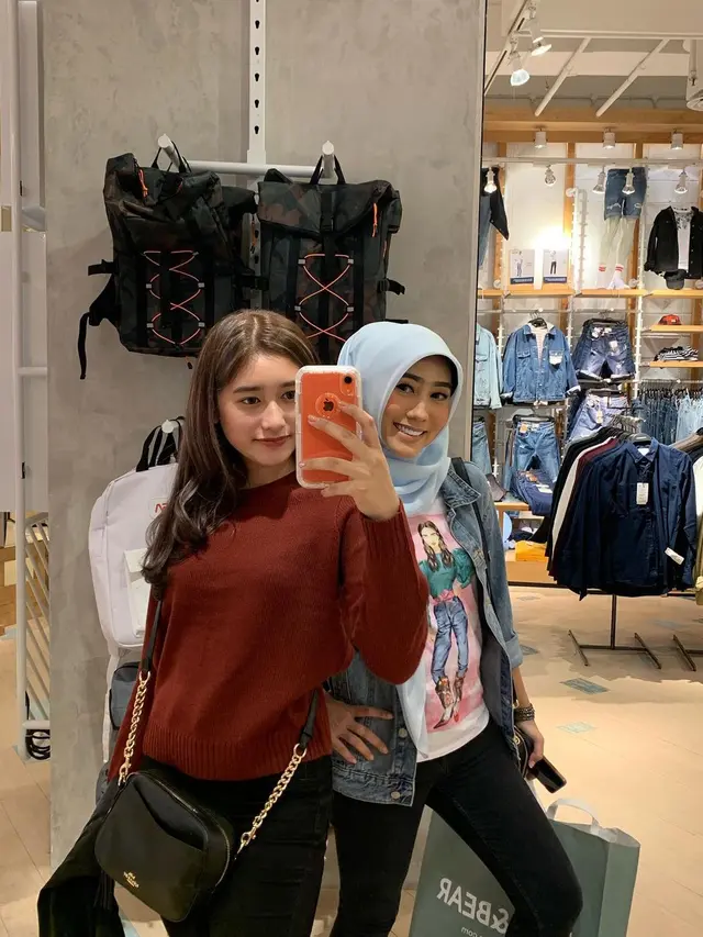 6 Potret Kebersamaan Amanda Caesa dan Ibunda, Bak Kakak Adik