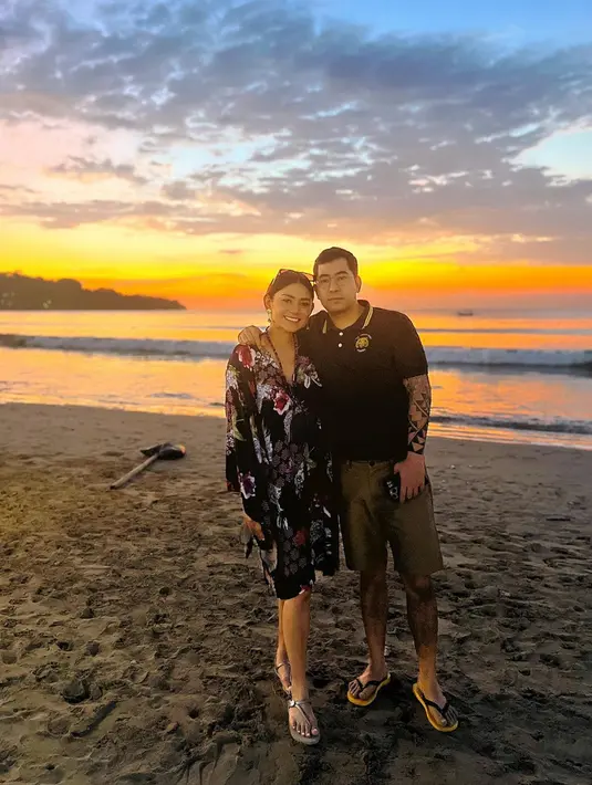 <p>Perlahan, Thalita Latief dan Ichsan Reinaldy mulai go public dan semakin sering memosting foto berdua di Instagram. Dari foto-foto yang diunggah, terlihat kalau Thalita dan Ichsan kerap liburan berdua. (Instagram/thalitalatief)</p>
