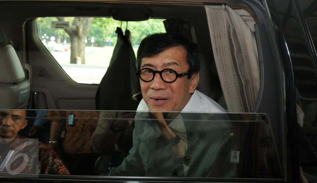 Menteri Hukum dan HAM, Yasonna Laoly bersiap meninggalkan GedungParlemen RI, Jakarta, Kamis (26/11/2015). Sedianya, Menkumham Yasonna Laoly akan melakukan raker denganBaleg DPR RI membahas perubahan RUU Prolegnas 2016. (Liputan6.com/Helmi Fithriansyah)