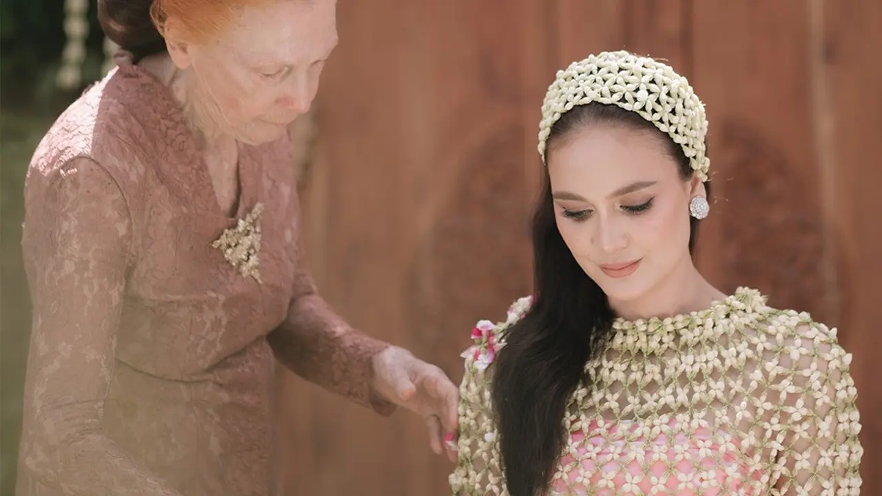 Potret Ayu Ibu Luna Maya Saat Siraman Sang Putri di Usia 79 Tahun, Jadi Perempuan Jawa dengan Wajah Bule