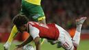 Pemain Arsenal, Reiss Nelson (bawah) terjatuh saat berebut bola dengan pemain Norwich City, Josh Murphy pada laga Piala Liga Inggris di Emirates Stadium, London, (24/10/2017). Arsenal menang 2-1. (AP/Alastair Grant)
