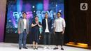 Managing Director Emtek Sutanto Hartono (kiri) berfoto bersama perwakilan RANS Entertainment Nagita Slavina, Raffi Ahmad, dan Kaesang Pangarep di SCTV Tower, Jakarta, Jumat (29/10/2021). RANS Entertainment dan Emtek Group, lewat SCM, resmi umumkan kemitraan. (Liputan6.com/Herman Zakharia)