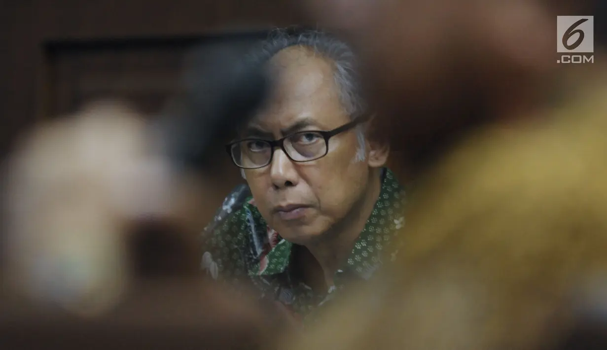 Terdakwa perkara merintangi penyidikan dugaan korupsi E-KTP, Bimanesh Sutarjo menyimak keterangan saksi saat mengikuti sidang lanjutan di Pengadilan Tipikor, Jakarta, Senin (23/4). Sidang mendengar keterangan saksi. (Liputan6.com/Helmi Fithriansyah)