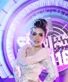 Penyanyi Syahrini selalu tampil dengan berbeda dari biasanya. Saat malam penghargaan SCTV Music Awards 2016 di Studio 6 Emtek City, Daan Mogot, Jakarta Barat, Kamis (28/4/2016) Syahrini mengenakan mahkota seberat 10 kilogram. (Nurwahyunan/Bintang.com)