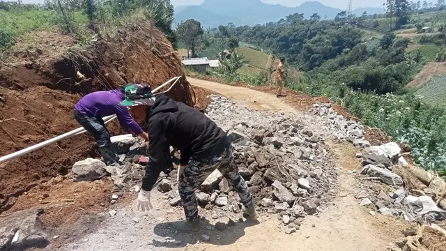PT Daya Mas Geopatra Pangrango menggelar aksi gotong royong lobaan