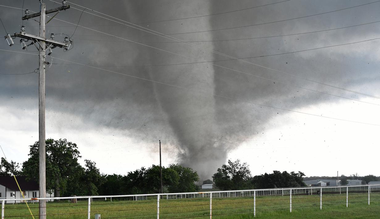 Sebuah tornado besar melanda daerah selatan Kota Oklahoma, Senin (9/5). Tornado menelan korban sebanyak dua orang dan tiga rumah penduduk hancur. (Josh EDELSON/AFP)
